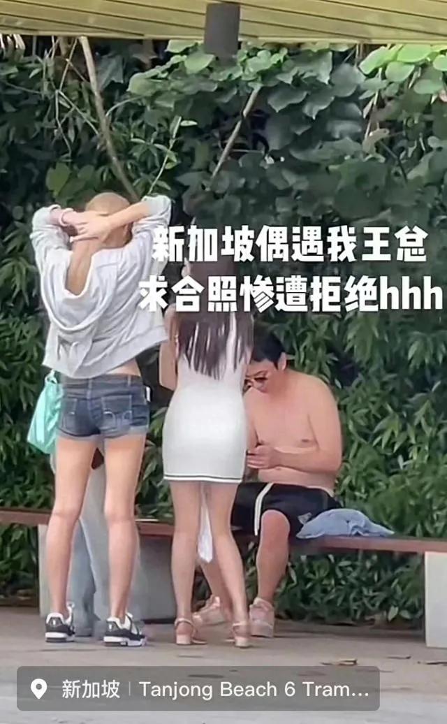 王思聪光着膀子被几个美女围在身边，据说这几个女孩子是专门来给王思聪要联系方式求合