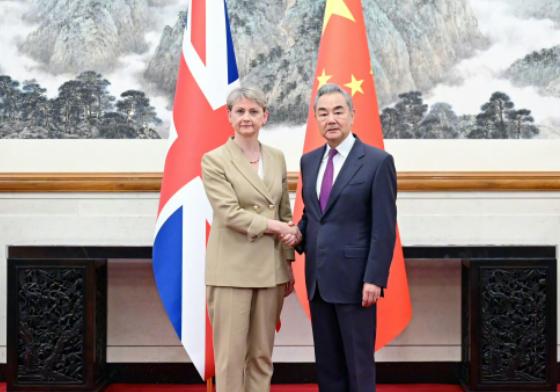 英国终于想通了！6 月 2 日英国外交大臣库珀如约来华，和王毅外长举行了第 11