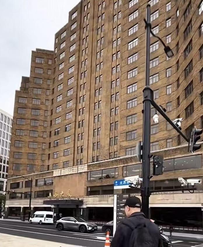 第一次到上海，住的是上海大厦！
这座大厦是唯一能同时看到外滩和浦东位置的地方。