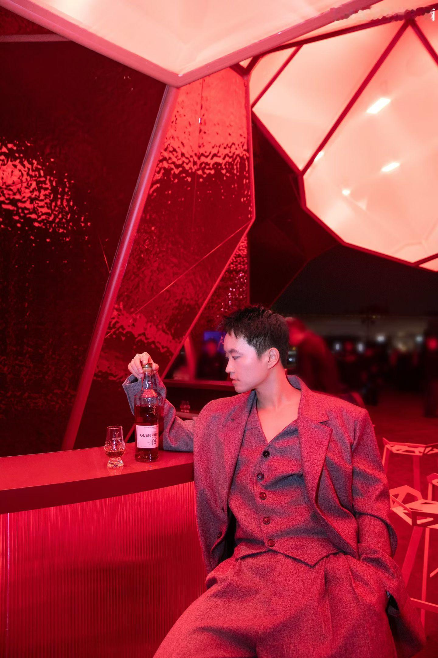 来上海见证格兰菲迪XS双雪莉桶系列单一麦芽威士忌全球首发，为这一抹红震撼。深邃本