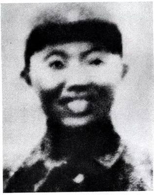1942年，八路军神枪手王凤麟被数千日军包围，仅剩一发子弹时，枪口却瞄向了远处：