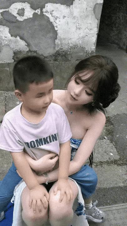 小姑让小侄子亲脸颊，然后小姑凑上去想亲小侄子，脸颊护肤品香味浓得刺鼻，嘴唇刚挨到