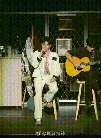 苏有朋红蜻蜓演唱会 现场的苏有朋用他的嗓音点燃了整个演唱会，《红蜻蜓》瞬间化作燃