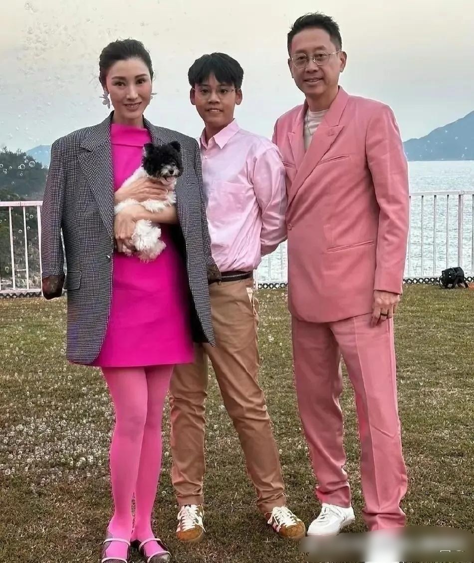 这是52岁的李嘉欣和60岁老公许晋亨，带着11岁儿子许建彤，在自家豪宅后花园拍了