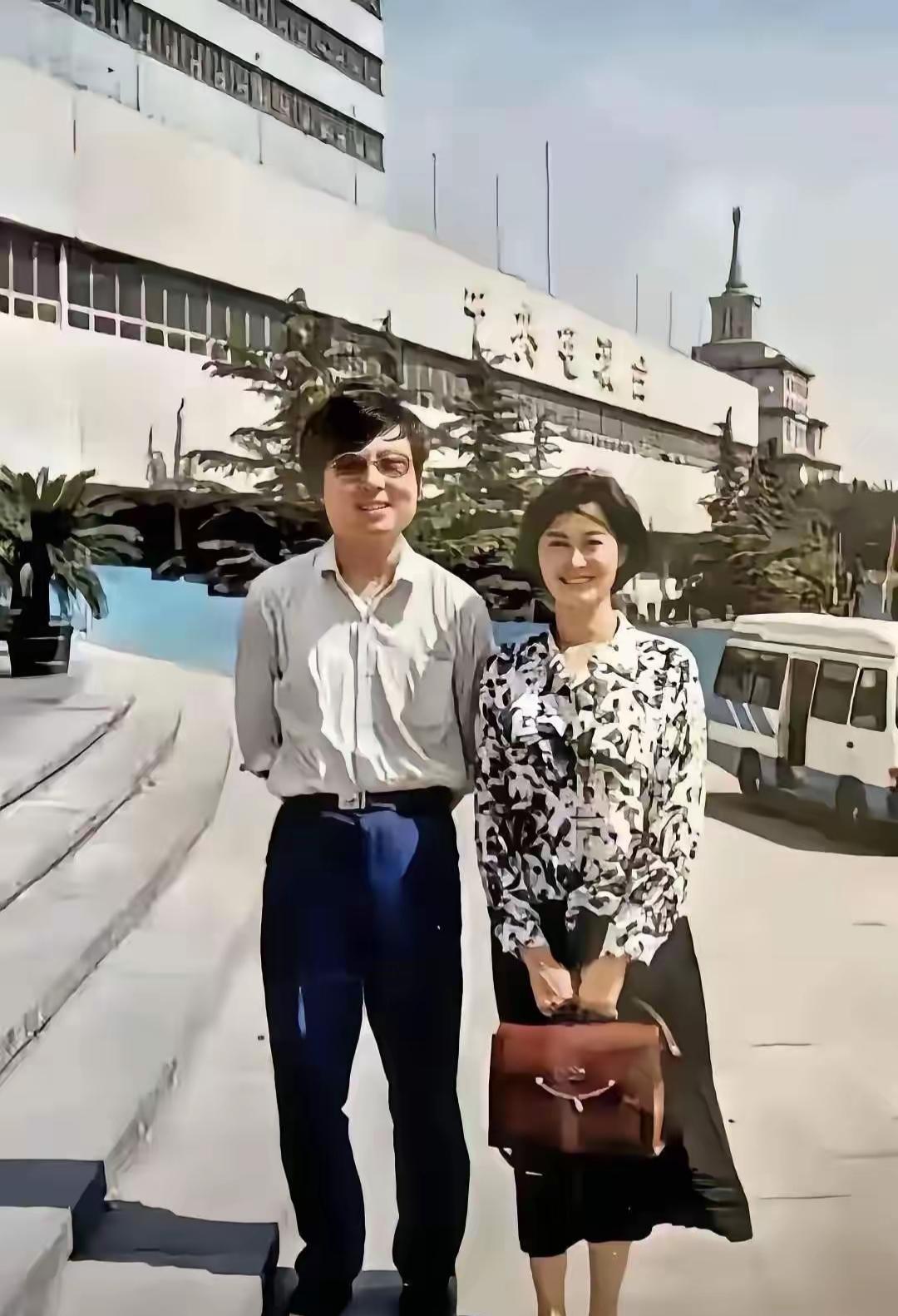 一对情侣在酒店前合影留念。那时候真年轻。这位女士，你还认识吗？一位主持人。很优秀