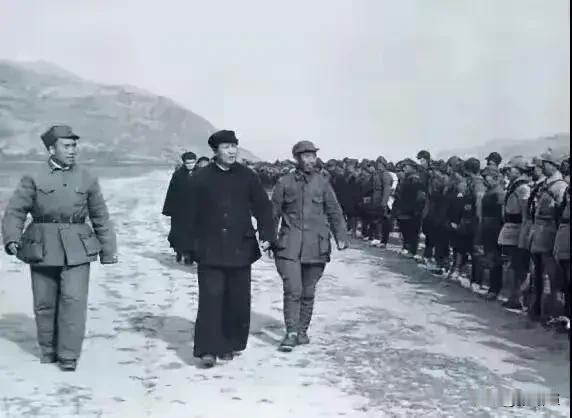 八路军南下支队在延安接受毛主席的检阅，无华美排场，无精良军械，阵容看似朴素狭小，