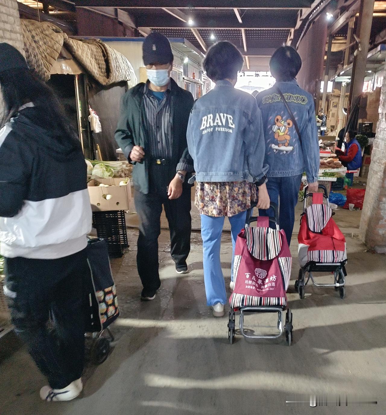 自从退休后，我习惯了逛菜市场，慢慢发现，菜市场里藏着人间烟火的温柔，有着最鲜活的