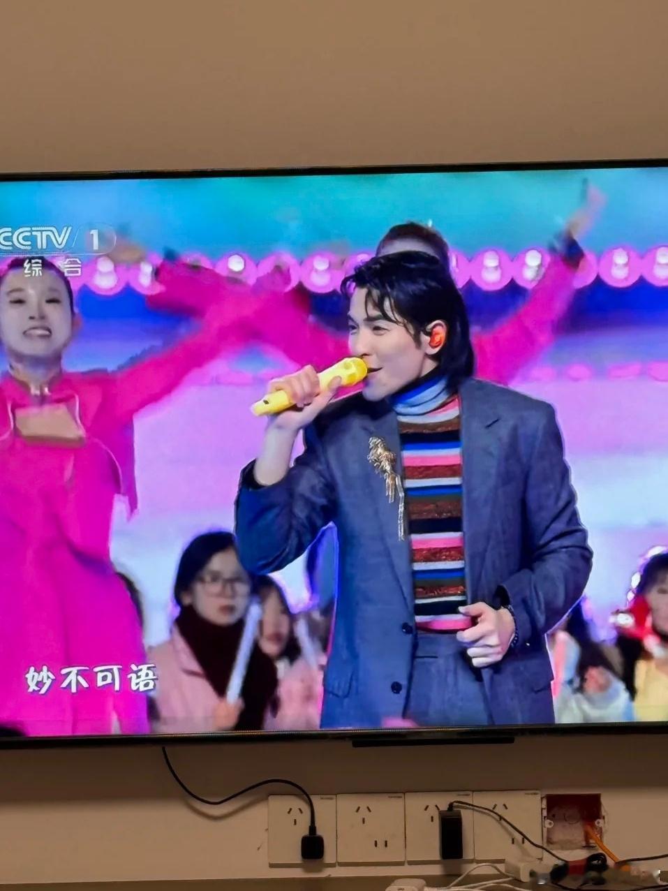 央视跨年晚会萧敬腾 老萧今晚真的太帅了！不仅唱功了得，连舞台表现力都让人惊艳，真