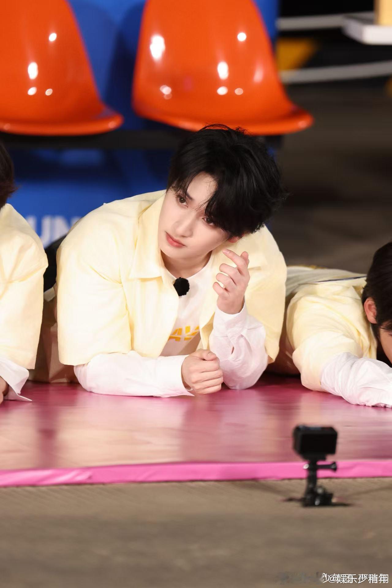 严浩翔超额完成撕名牌kpi 严浩翔私下给自己定了跑男撕名牌小目标，全程认真投入每