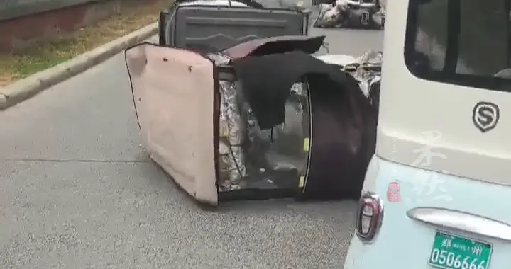 河南大风来袭，满街都是吹倒的三轮车，190斤小伙险被吹倒