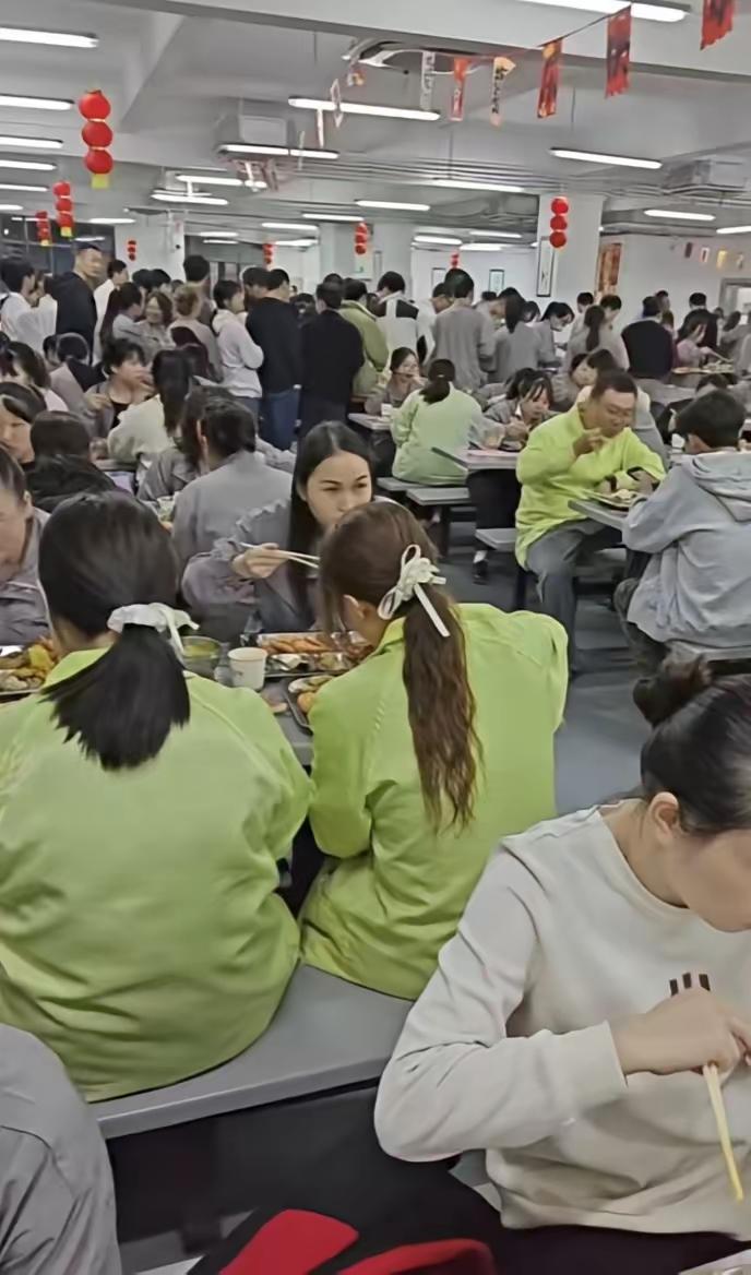 关于广东中山某电子厂年会的讨论，折射出职场文化中对于“年会”的不同期待和价值观。