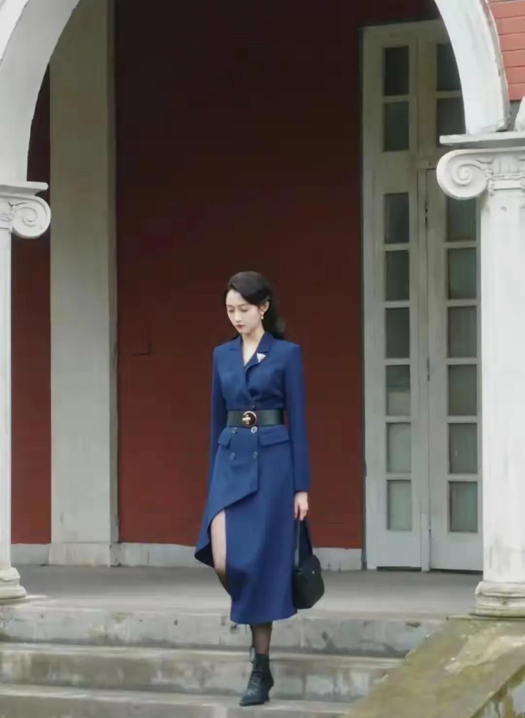 皇亲国戚的后代就是不一样，这气质怎么看都不像是鹿晗可以拥有的。这要是再往后倒退一