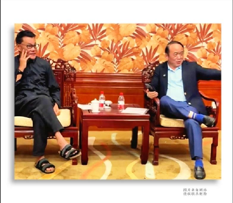 会客现场！李国庆脚踩拖鞋和兰世立交谈引热议

这是李国庆与东星集团创始人兰世立会