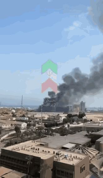 美军在巴林基地的雷达天线被伊朗“沙赫德-136”自杀式无人机命中，雷达外面的圆形