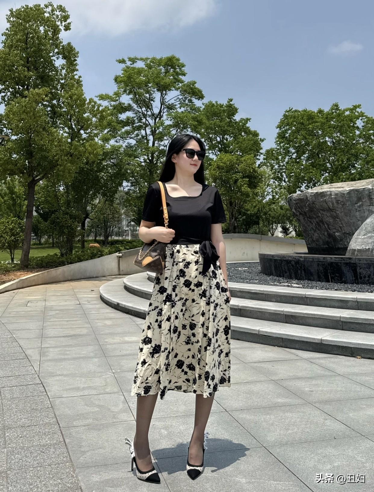 氛围感出片穿搭夏日穿搭指南：黑T恤+印花裙，优雅出街