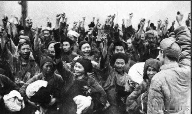 1950年，蒋军高官在面馆捡人吃剩的菜果腹，忽见掌柜突然端上热腾腾刀削面，他心生