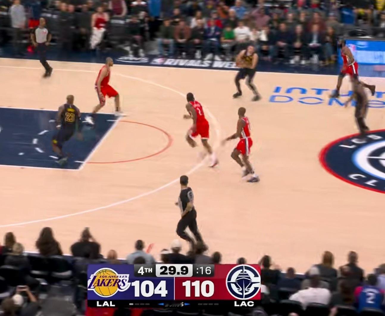 你别说，快船真给机会，卢指导叫了个暂停画了个边线球战术，最后发失误了。东契奇空位