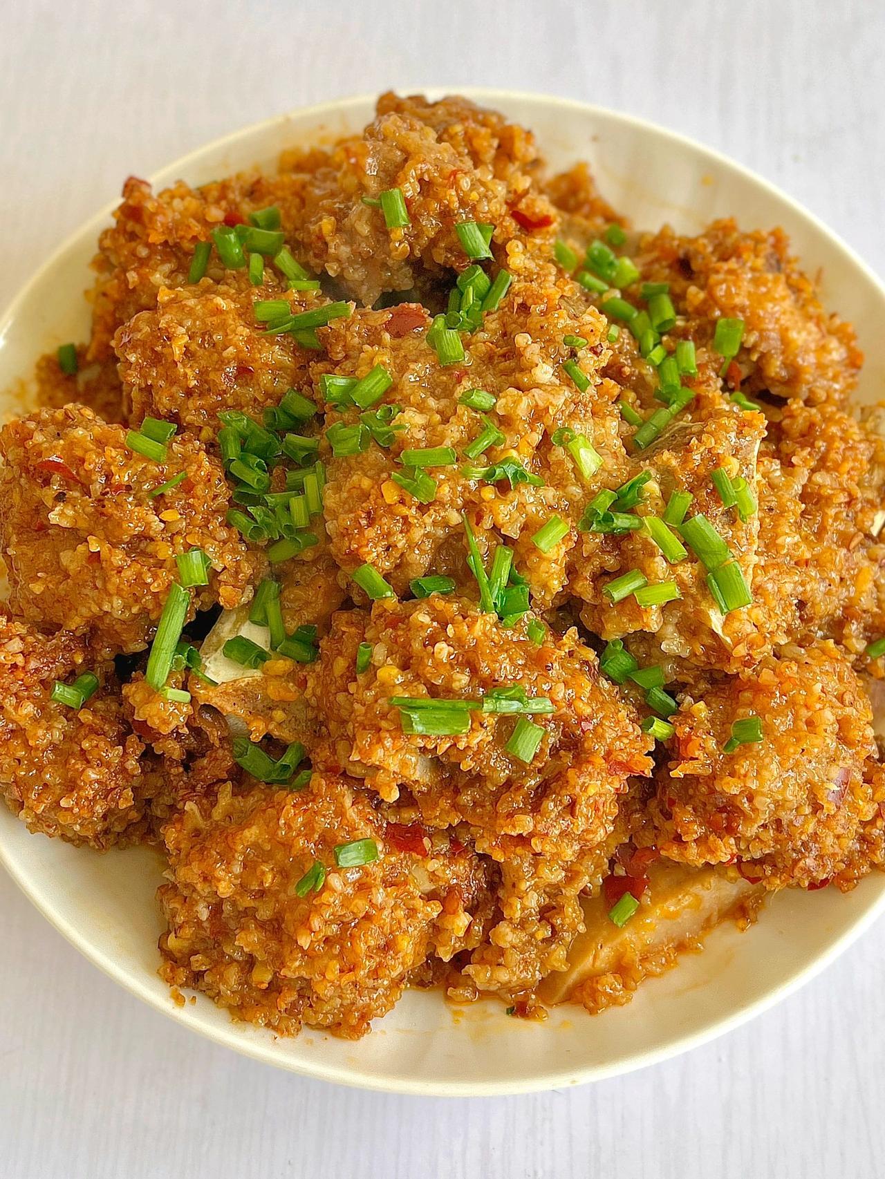 香芋粉蒸排骨，软糯有味，真的太好吃了，比炖汤好吃太多了，上桌就秒没!
食材：排骨