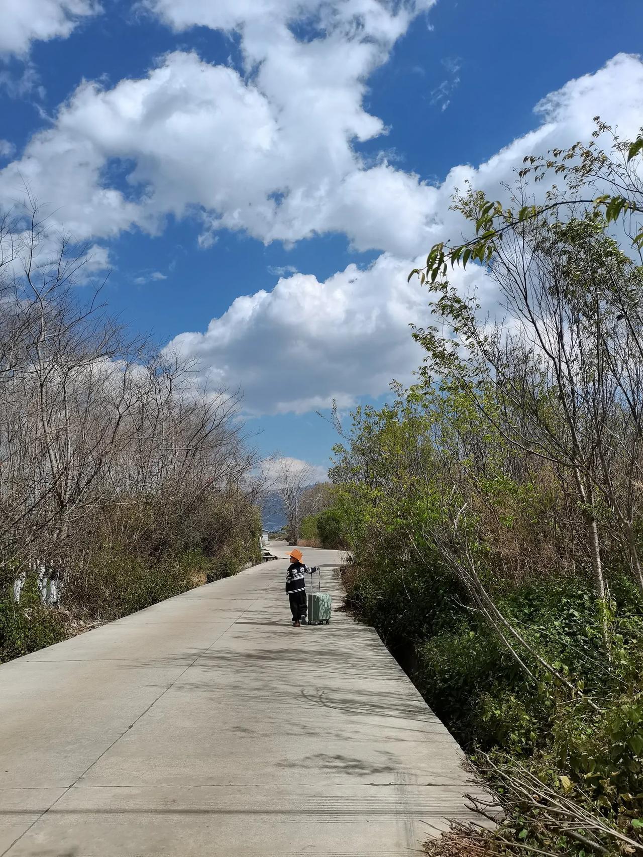 徒步的快乐，谁懂啊！

前后左右都是风景。

就是带个扫兴的娃，不让拍照，也不给