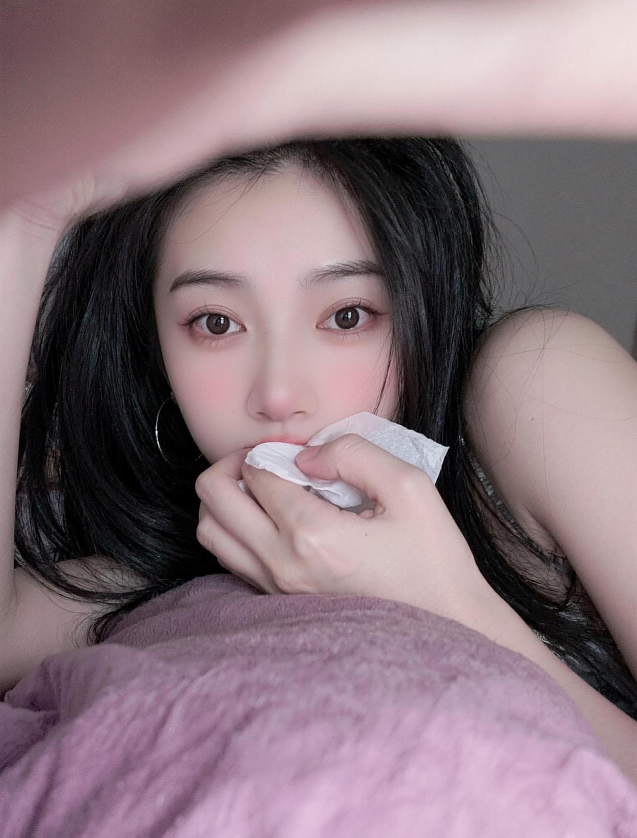 睡不着，起来偷偷玩一会手机AI暗调胶片破碎感自拍 抖音ai创作抖音玩法合伙人计划