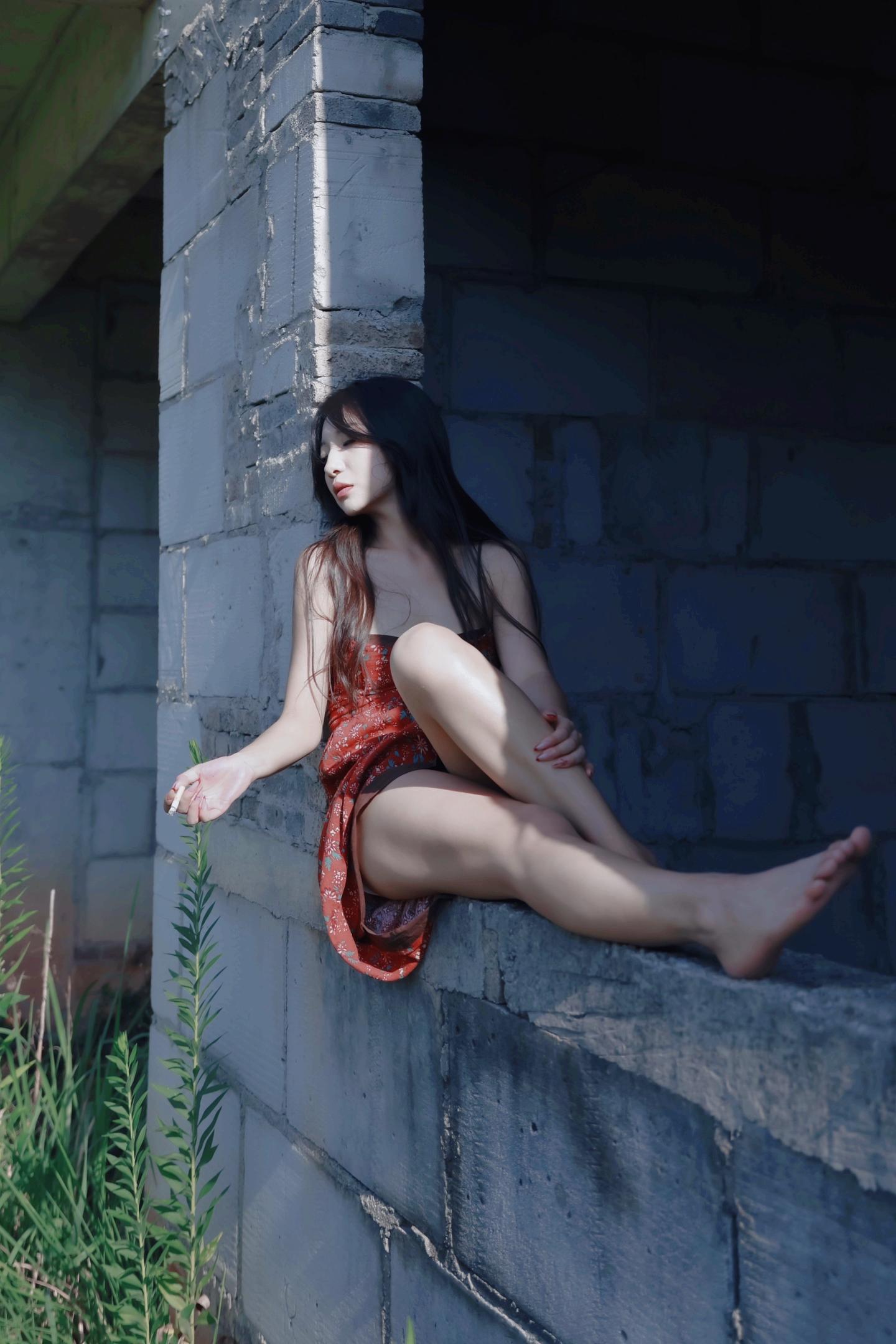 红裙少女🌹 走进～废墟的窗口。《废土风少女情绪写真》 模特：  野蛮...