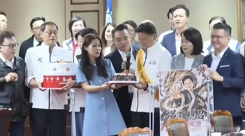 看懂这场生日会，你就明白为啥军购案蓝白能稳稳胜出。5月8日台湾这场关键表决，胜负