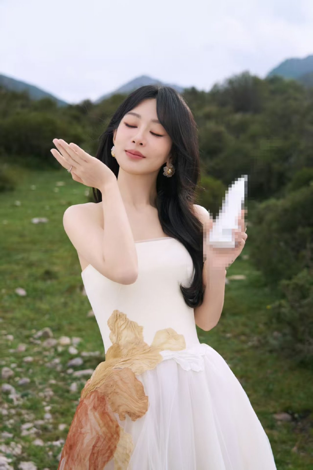 杨紫白裙拍摄花絮杨紫芬芳点缀白裙勾勒 杨紫芬芳点缀白裙勾勒，一些花絮投送！ ​​