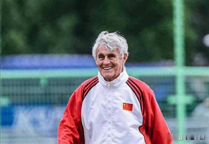 2001年10月22日上午10时，备受关注的中国足球彩票终于在国家体彩中心的百般