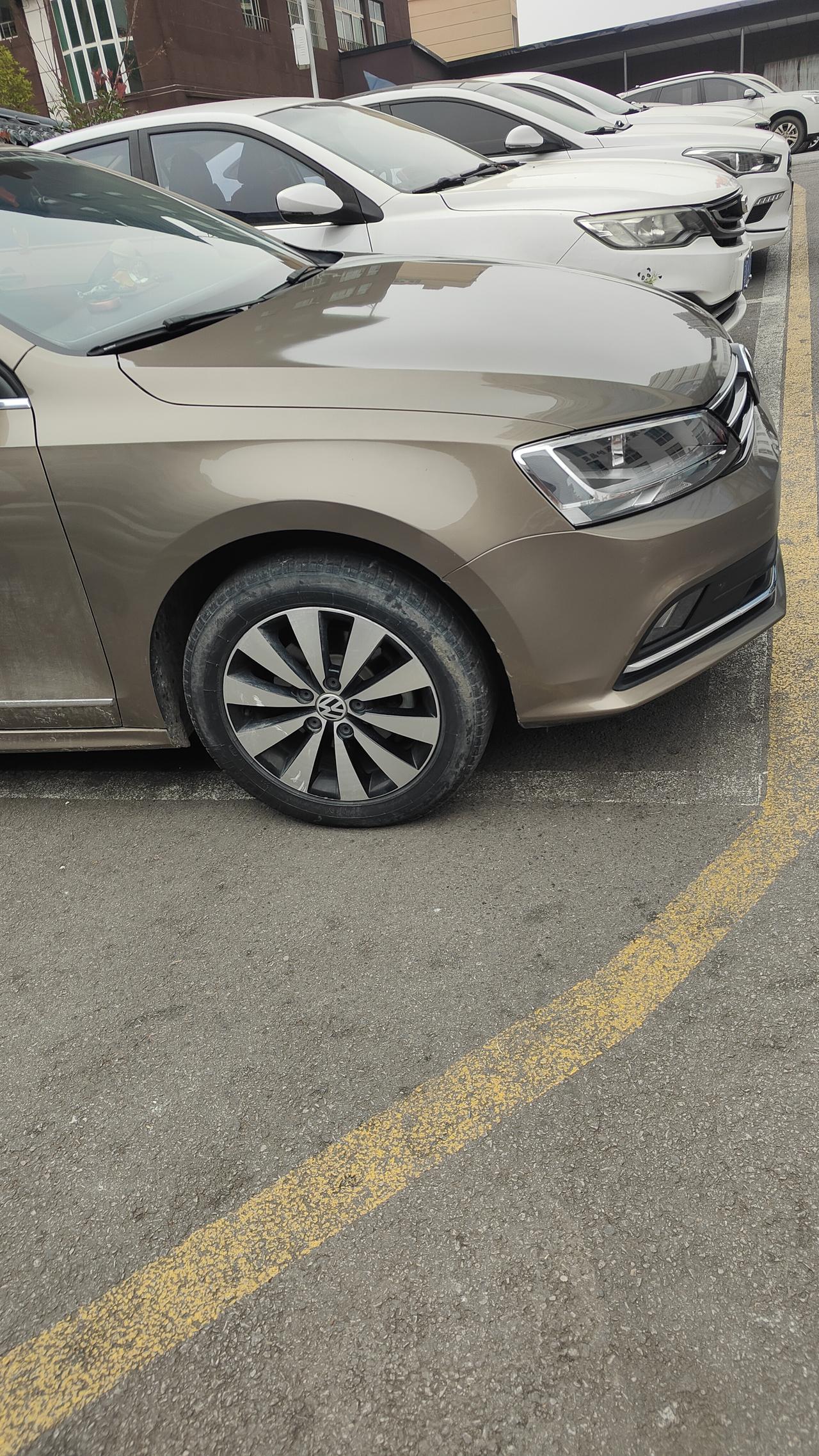 大众的机盖缝隙很小
日产轩逸机盖缝隙很大
可以从细节看出来
日产迟早要退出中国市