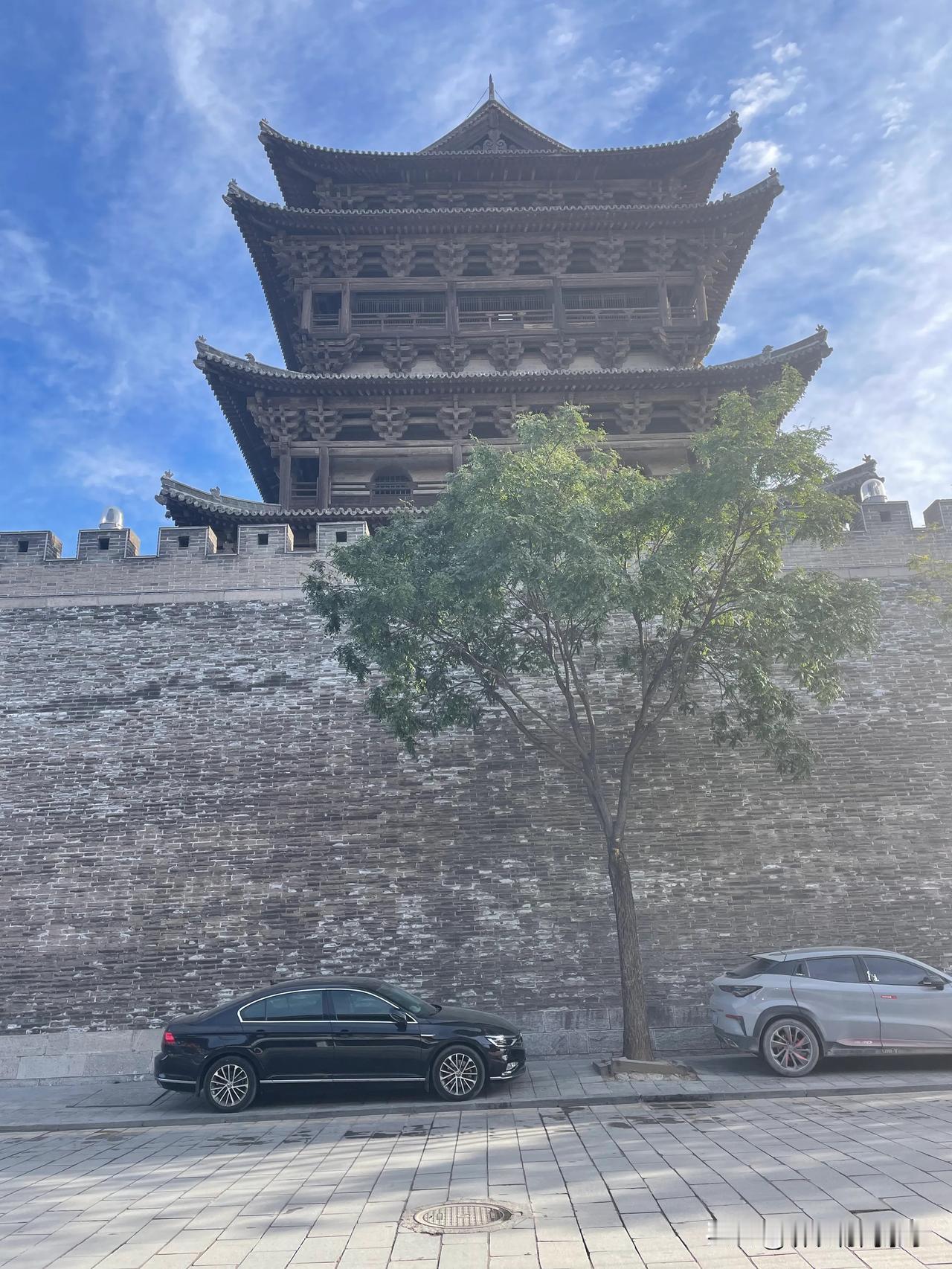 
你们知道这是哪里吗？
在那群山之中
在那古老的山西大地上
有一个山青水秀
又古