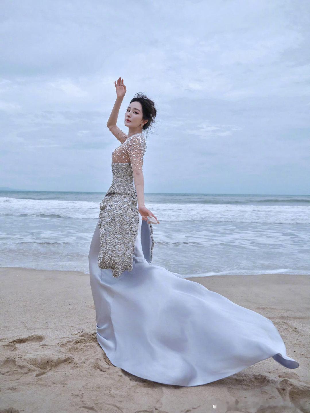 杨幂  🦊杨幂巴黎卡诗全球品牌代言人 “未来你会看到这个真实的世界，希望你看到