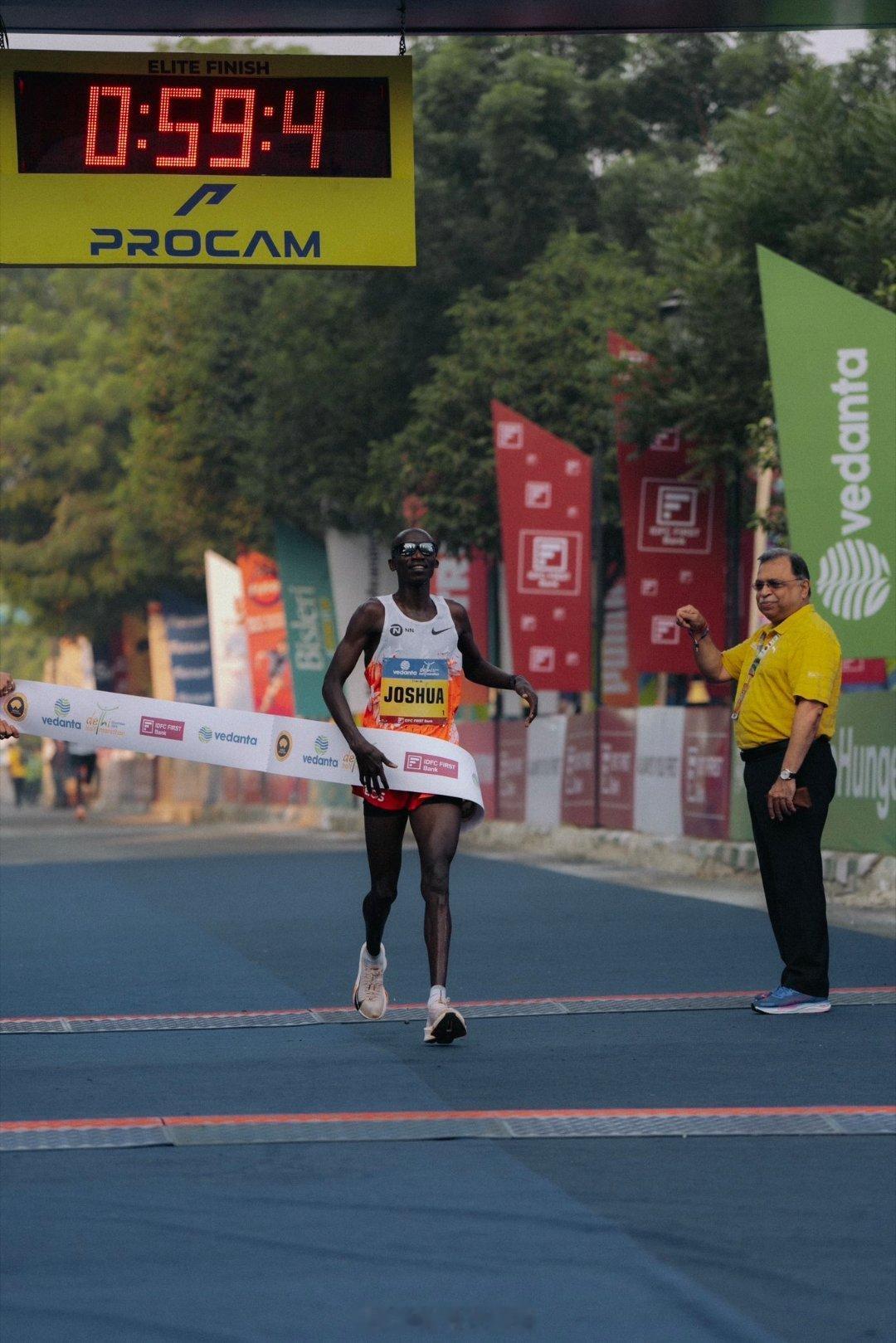 NN Running Team 的 Joshua Cheptegei 切普特盖以