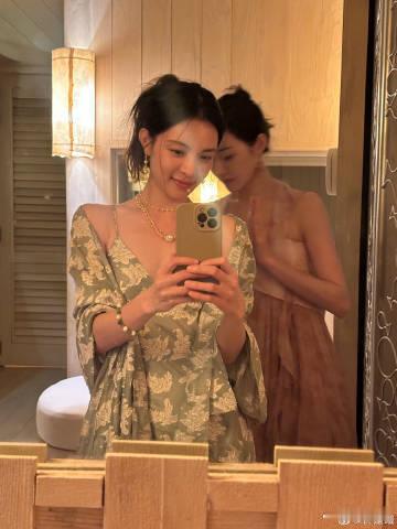 钟楚曦坐下来还能看到马甲线钟楚曦海边度假plog 蓝天碧海映衬美人，钟楚曦坐下来