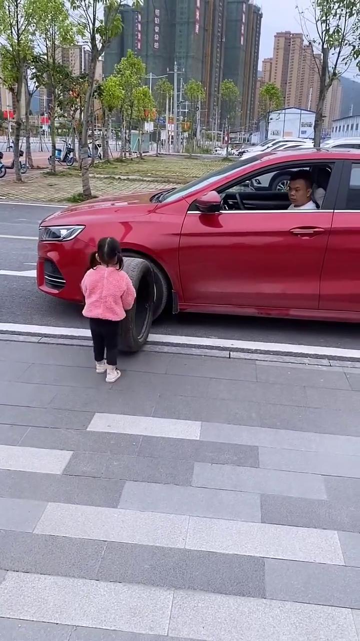 爸爸又要出去了，秒变小戏精。
赶紧躺下。