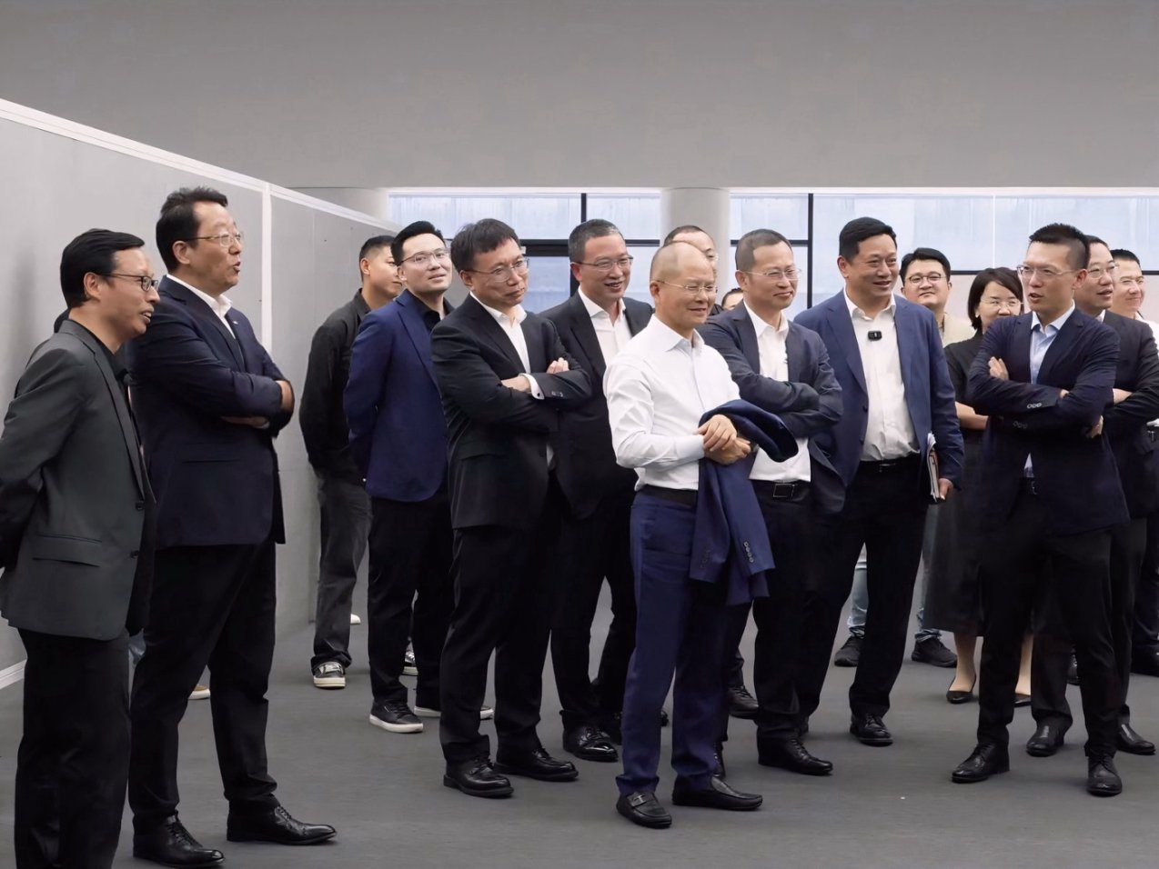 启境首款车已完成设计定型从已曝光的设计轮廓来看，新车整体线条流畅、姿态动感，前脸