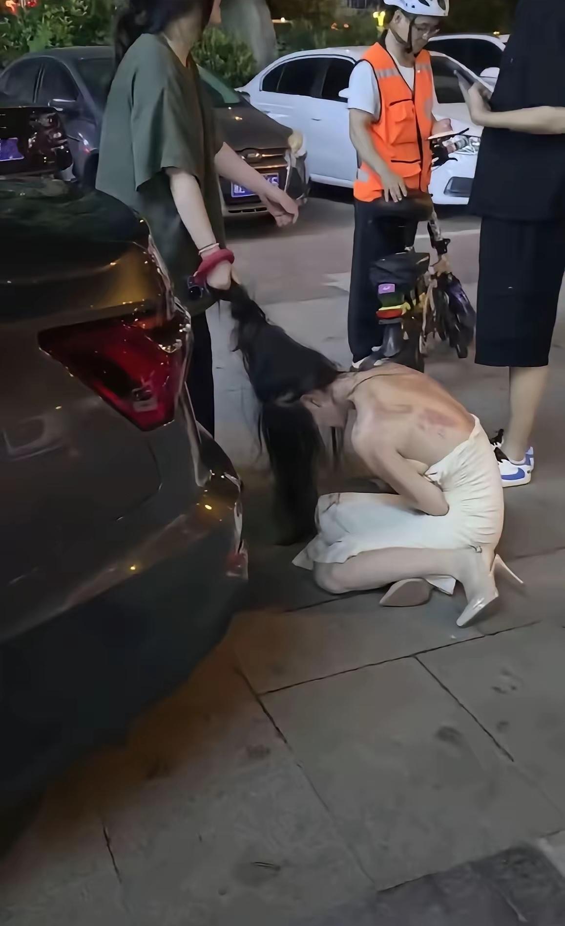 湖南邵阳某商场，原配“暴打小三”，从二楼拖到一楼，小三的白裙子让扯的稀烂，而那个