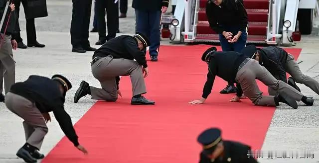 美国一条红毯把日本网友看破防了：中方代表团享高规格礼遇，高市早苗只有空荡停机坪！