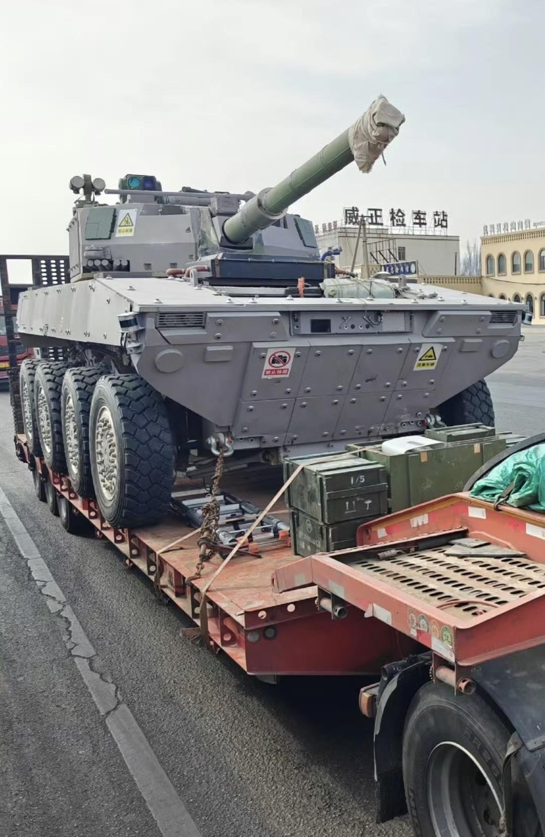 装备主动防御系统八轮105炮车重现江湖，据说是无人车辆！