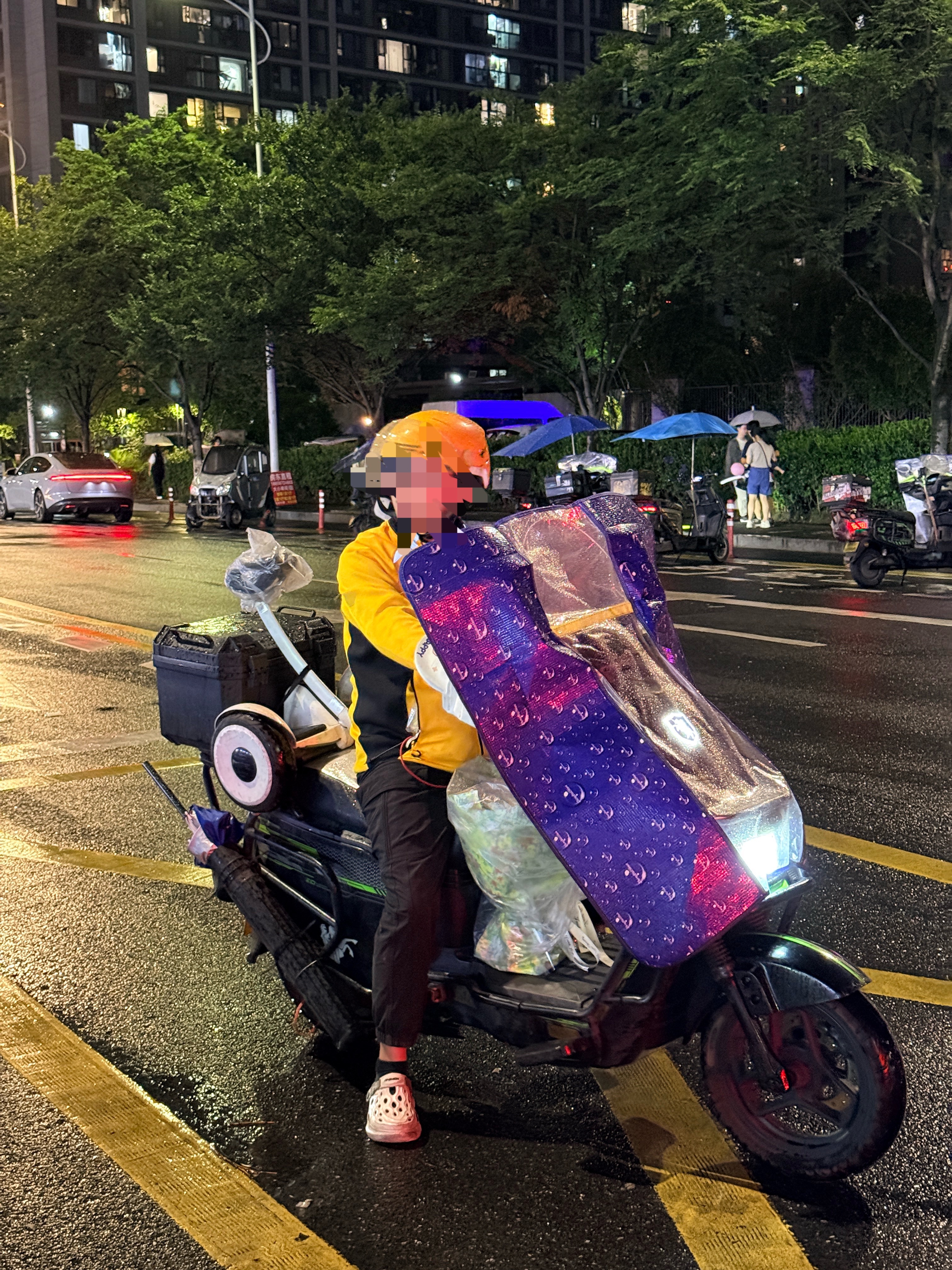 杭州外卖员不仅要骑车，还要带个平衡车？杭州外卖小哥