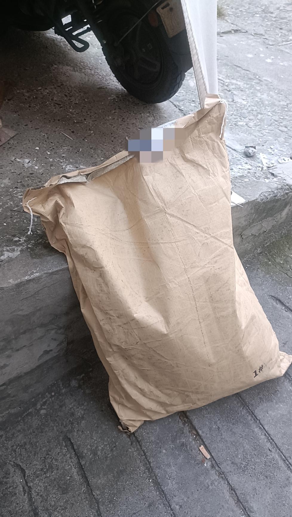 再次收到来自上海的热心网友@甜酒奶咖 寄来的一袋20斤猫粮和一盒宠物零食，这位好