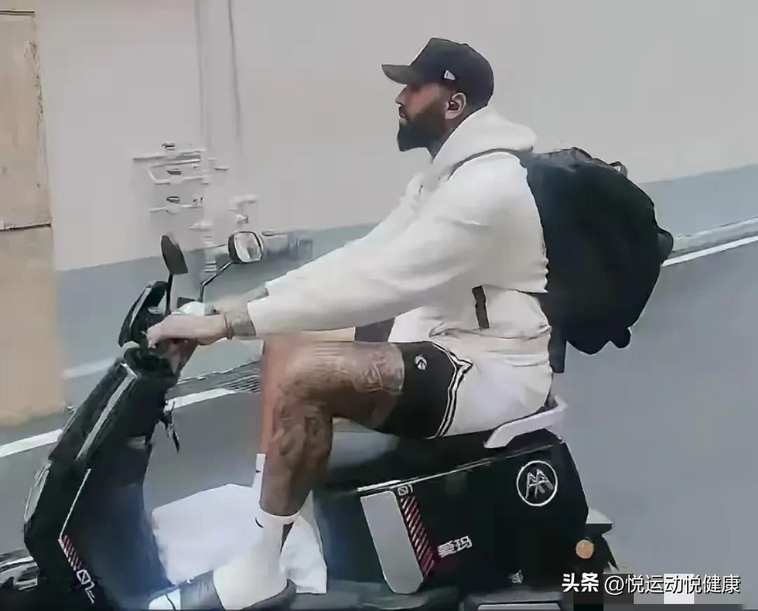 广东外援入乡随俗，购买小电驴，穿拖鞋！

本赛季，广东队的新外援都是首次代表广东