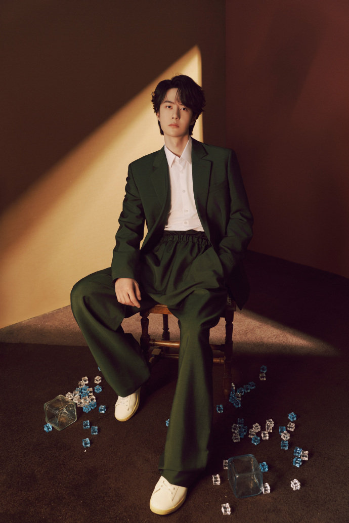 王一博元宵节九宫格王一博元宵节绿色西装营业照 王一博元宵节九宫格，王一博元宵节绿