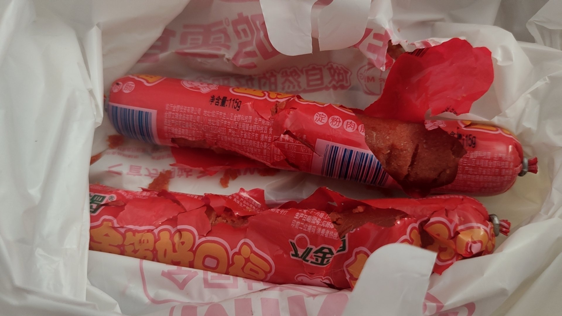 去赵一鸣买了两条淀粉肠，结果被大队长猫儿怪怪 给啃了。更过分的是，啃一条不够，还