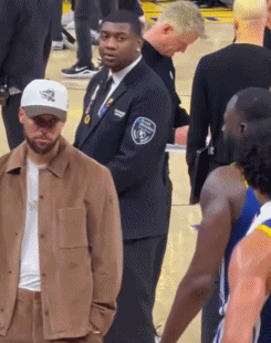 NBA场外花絮：金州勇士主场惨败湖人！大嘴巴格林又在替补席咆哮不已！大哥库里都不