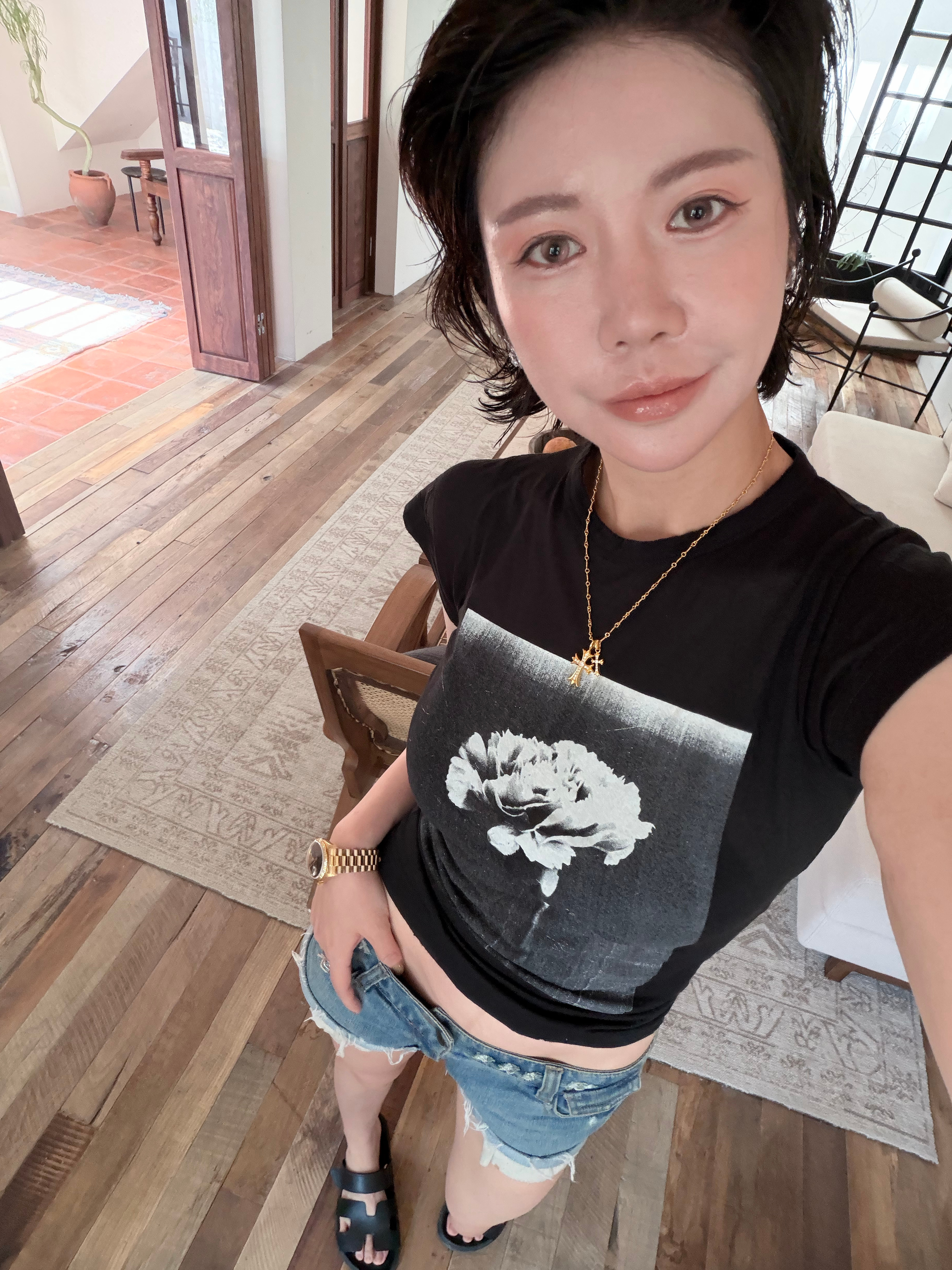 画个妆衣服都脏了，刚刚直播说的你们是白皮还是黄皮评论我来抽我的产品送