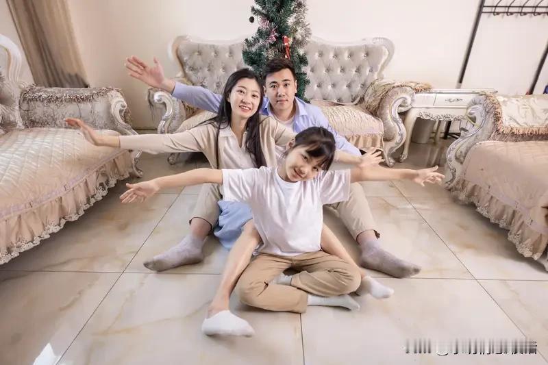 年夜饭桌上，杯盏碰撞，欢声笑语。
 
       你是否留意，总有一人独坐角落