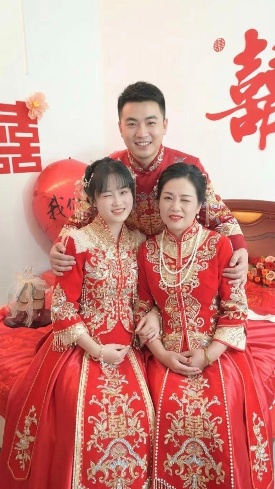 看不懂了，是母女还是一王二后？ 