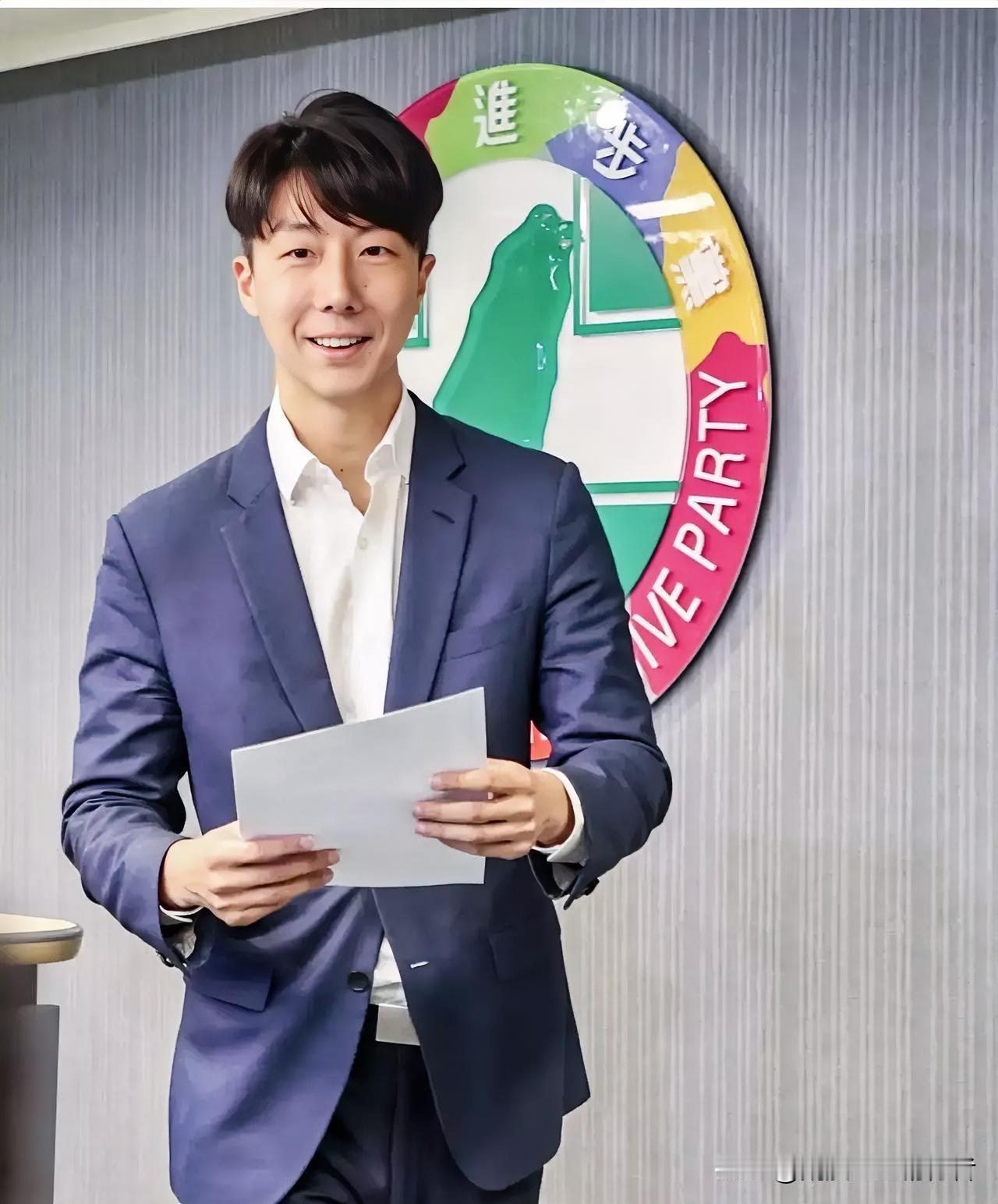 民进党发言人吴峥慌了！
 
敢信吗？一个民进党发言人竟在电视节目上公然宣称自己就