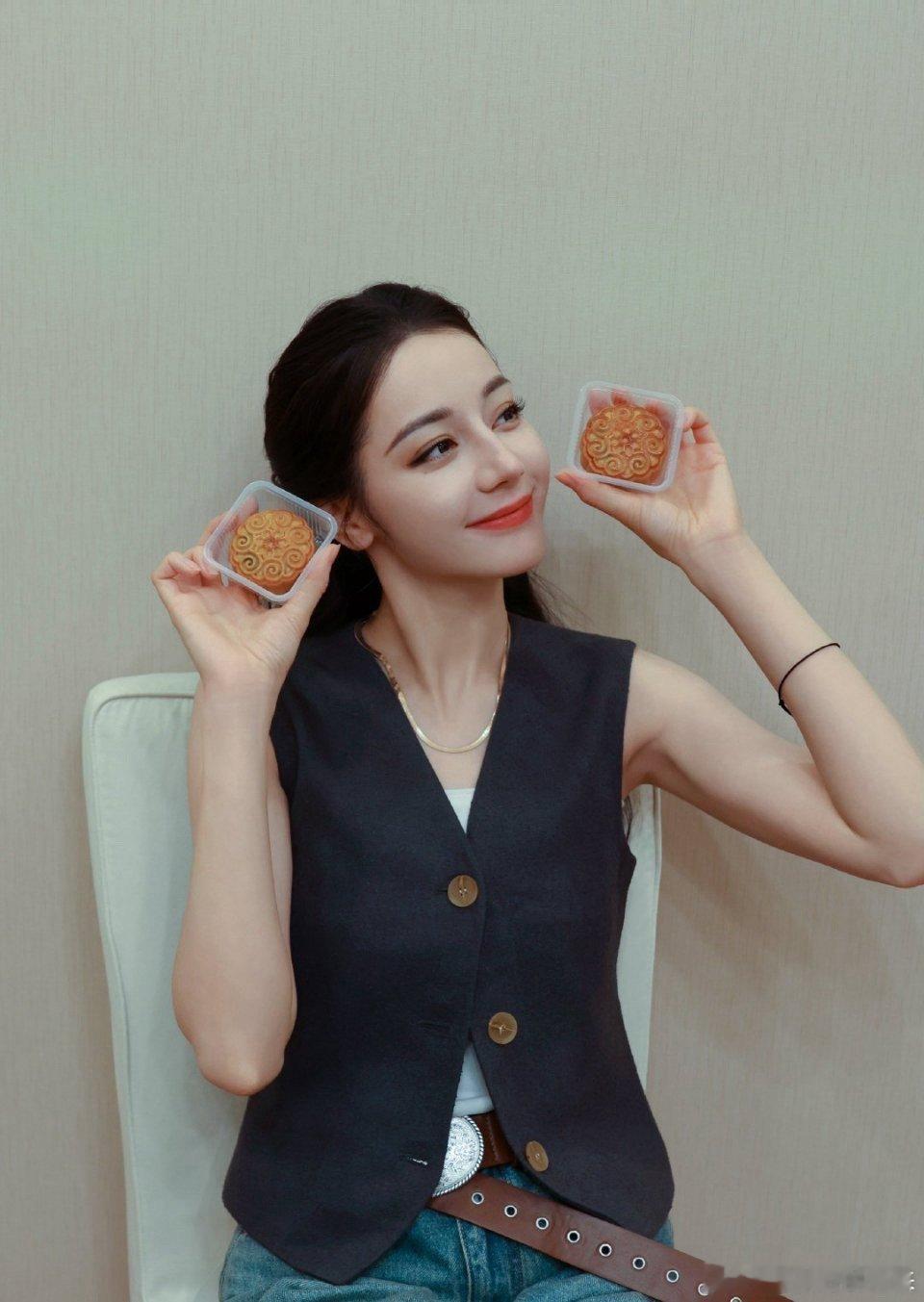 迪丽热巴中秋营业照[舔屏][舔屏][舔屏]#迪丽热巴中秋营业照# ​​​