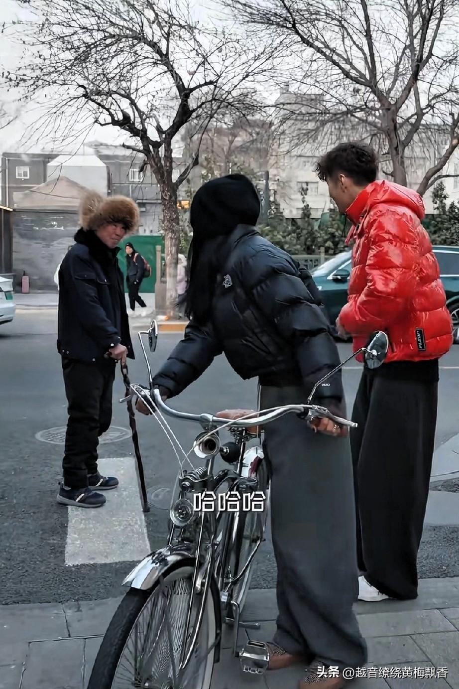 胡兵和瞿颖并肩走在路上，被一位粉丝老大爷认了出来。老大爷扭过头，打趣道：“去照相